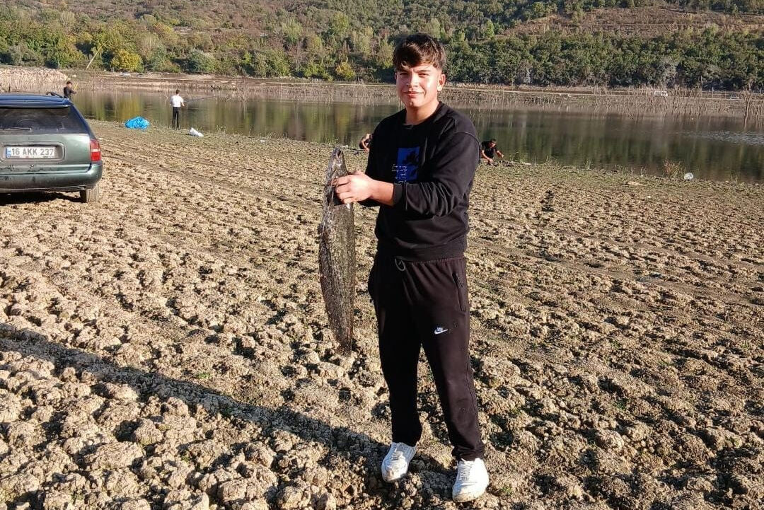 Bursa'da amatör balıkçılara gün doğdu: Boğazköy Barajı kuruyunca dev balık avına çıktılar! Bursa'da amatör balıkçılara gün doğdu: Boğazköy Barajı kuruyunca dev balık avına çıktılar! - 2. Resim