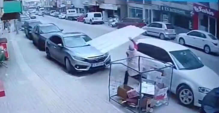 Bursa'da facianın eşiğinden dönüldü: Lodosta üstüne çatı uçtu! Bursa'da facianın eşiğinden dönüldü: Lodosta üstüne çatı uçtu! - 1. Resim