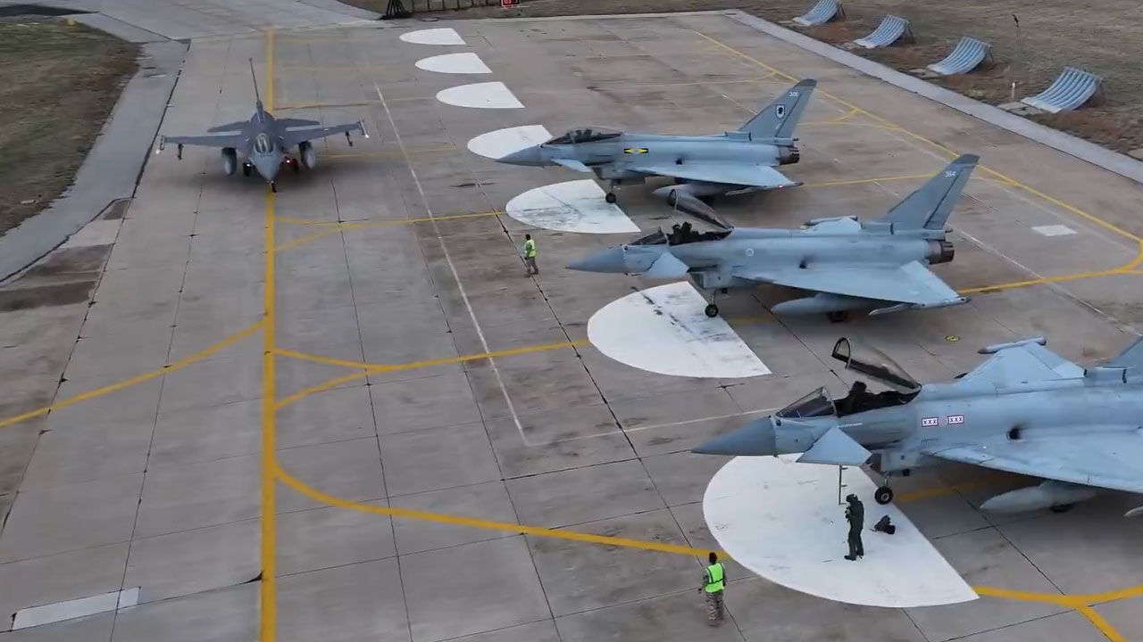 Eurofighter'lar Ankara'ya böyle iniş yaptı! Türk F-16'ları havada eşlik etti Eurofighter'lar Ankara'ya böyle iniş yaptı! Türk F-16'ları havada eşlik etti - 1. Resim
