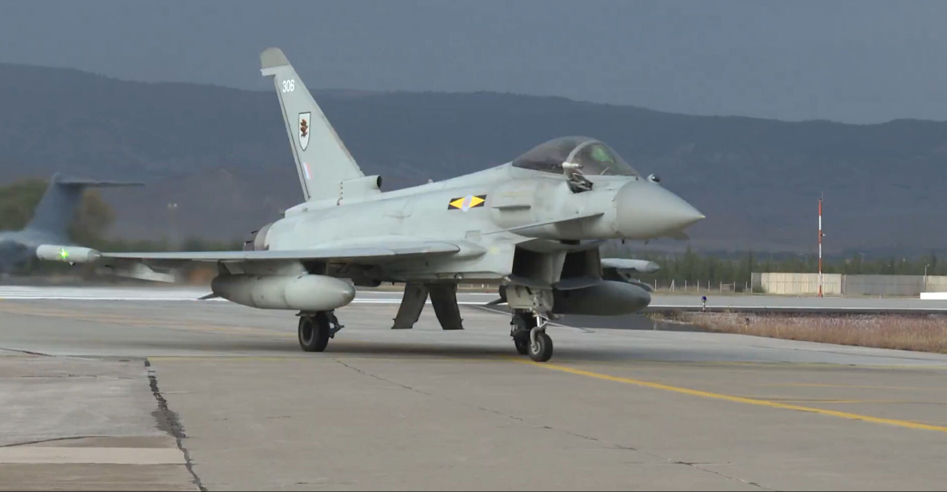 Eurofighter'lar Ankara'ya böyle iniş yaptı! Türk F-16'ları havada eşlik etti Eurofighter'lar Ankara'ya böyle iniş yaptı! Türk F-16'ları havada eşlik etti - 3. Resim