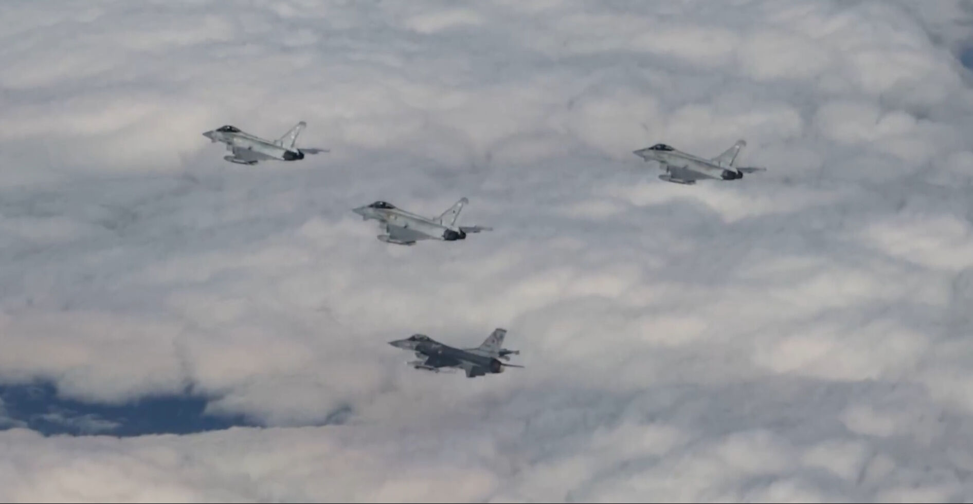 Eurofighter'lar Ankara'ya böyle iniş yaptı! Türk F-16'ları havada eşlik etti Eurofighter'lar Ankara'ya böyle iniş yaptı! Türk F-16'ları havada eşlik etti - 2. Resim