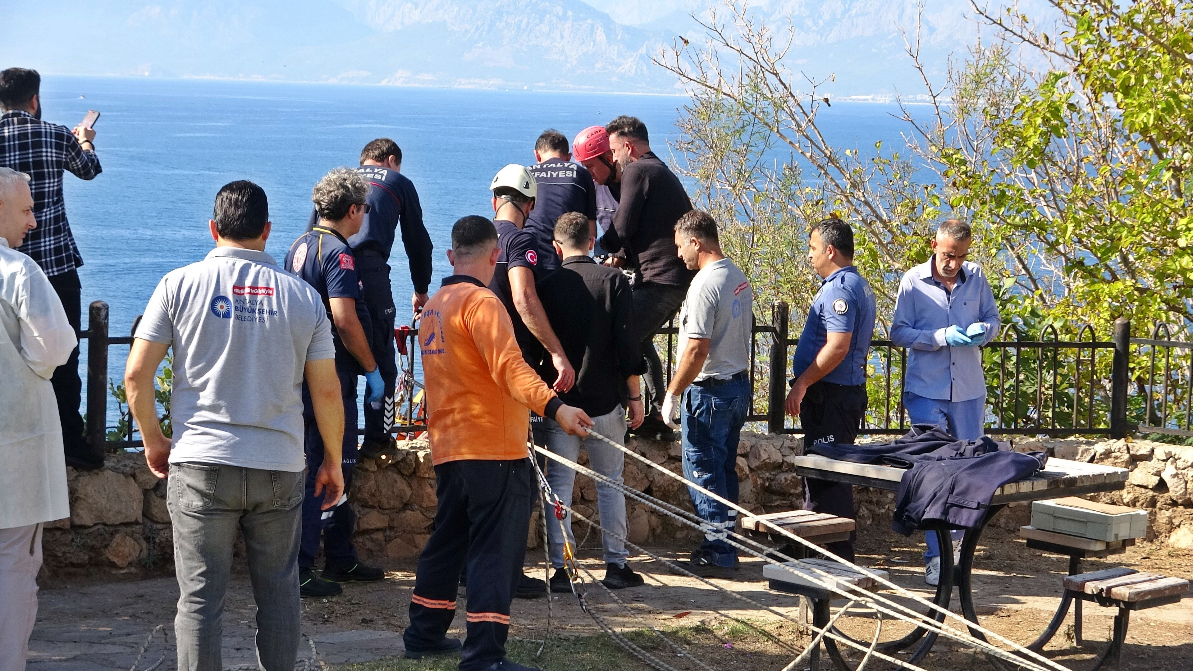 Falezlerdeki cesedi güçlükle çıkardılar! Yakınları kahroldu Falezlerdeki cesedi güçlükle çıkardılar! Yakınları kahroldu - 1. Resim