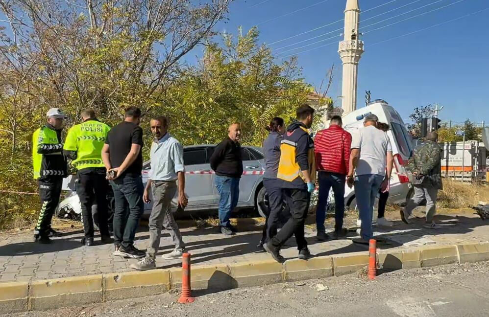 Hastaneye giden doktorun aracı ile hasta taşıyan ambulans çarpıştı: Yaralılar var Hastaneye giden doktorun aracı ile hasta taşıyan ambulans çarpıştı: Yaralılar var - 2. Resim