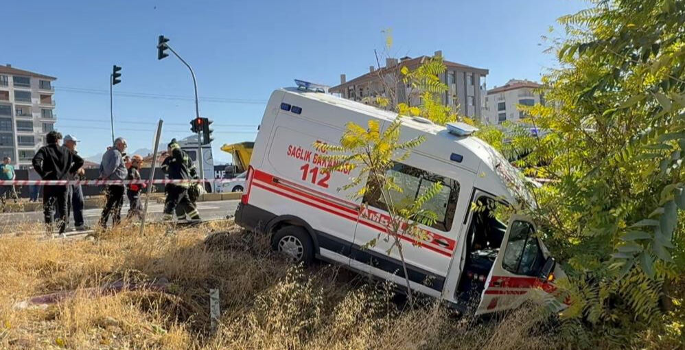 Hastaneye giden doktorun aracı ile hasta taşıyan ambulans çarpıştı: Yaralılar var Hastaneye giden doktorun aracı ile hasta taşıyan ambulans çarpıştı: Yaralılar var - 1. Resim