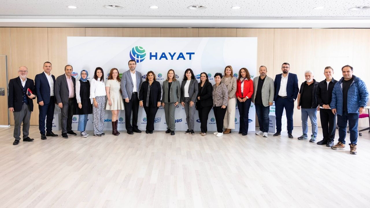 İnovaLİG 2025’in şampiyonu Hayat Kimya, 1 milyar TL’lik Ar-Ge yatırımıyla inovasyona odaklandı İnovaLİG 2025’te “İnovasyon Döngüsü” kategorisinde birincilik ödülünü kazanan Hayat Kimya, Kocaeli’deki AR-GE merkezini gazetecilere açtı. Şirket yöneticileri, merkezin çalışma sistemini ve yürütülen projeleri basın mensuplarıyla paylaştı.