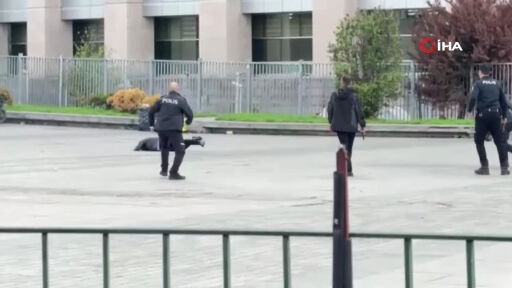 İstanbul Adalet Sarayı önünde hareketli anlar! Bir şahıs silahla kendini bacağından vurdu İstanbul Adalet Sarayı önünde hareketli anlar! Bir şahıs silahla kendini bacağından vurdu - 1. Resim