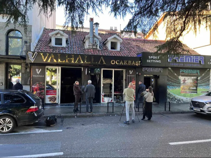 Karadağ’da Türklere ırkçı saldırı! Restoran ateşe verildi Karadağ’da Türklere ırkçı saldırı! Restoran ateşe verildi - 1. Resim