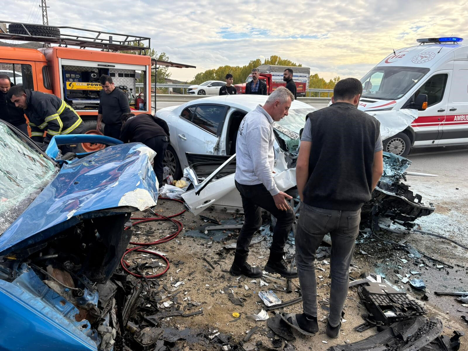 Kastamonu'da ortalık savaş alanına döndü! Feci kazada 2 ölü 4 yaralı Kastamonu'da ortalık savaş alanına döndü! Feci kazada 2 ölü 4 yaralı - 2. Resim