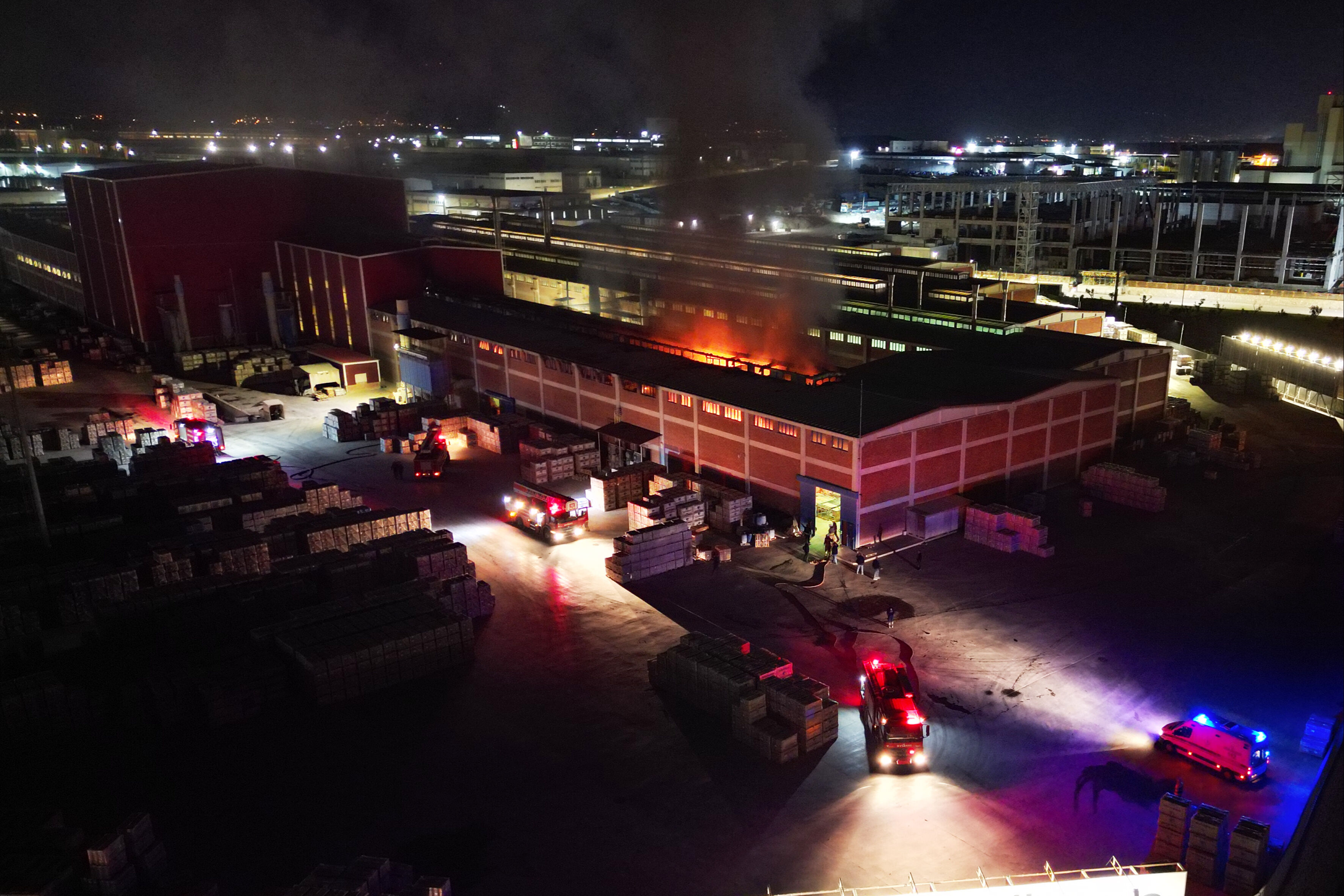 Manisa'da granit fabrikasında yangın! Ekipler müdahale etti Manisa'da granit fabrikasında yangın! Ekipler müdahale etti - 1. Resim