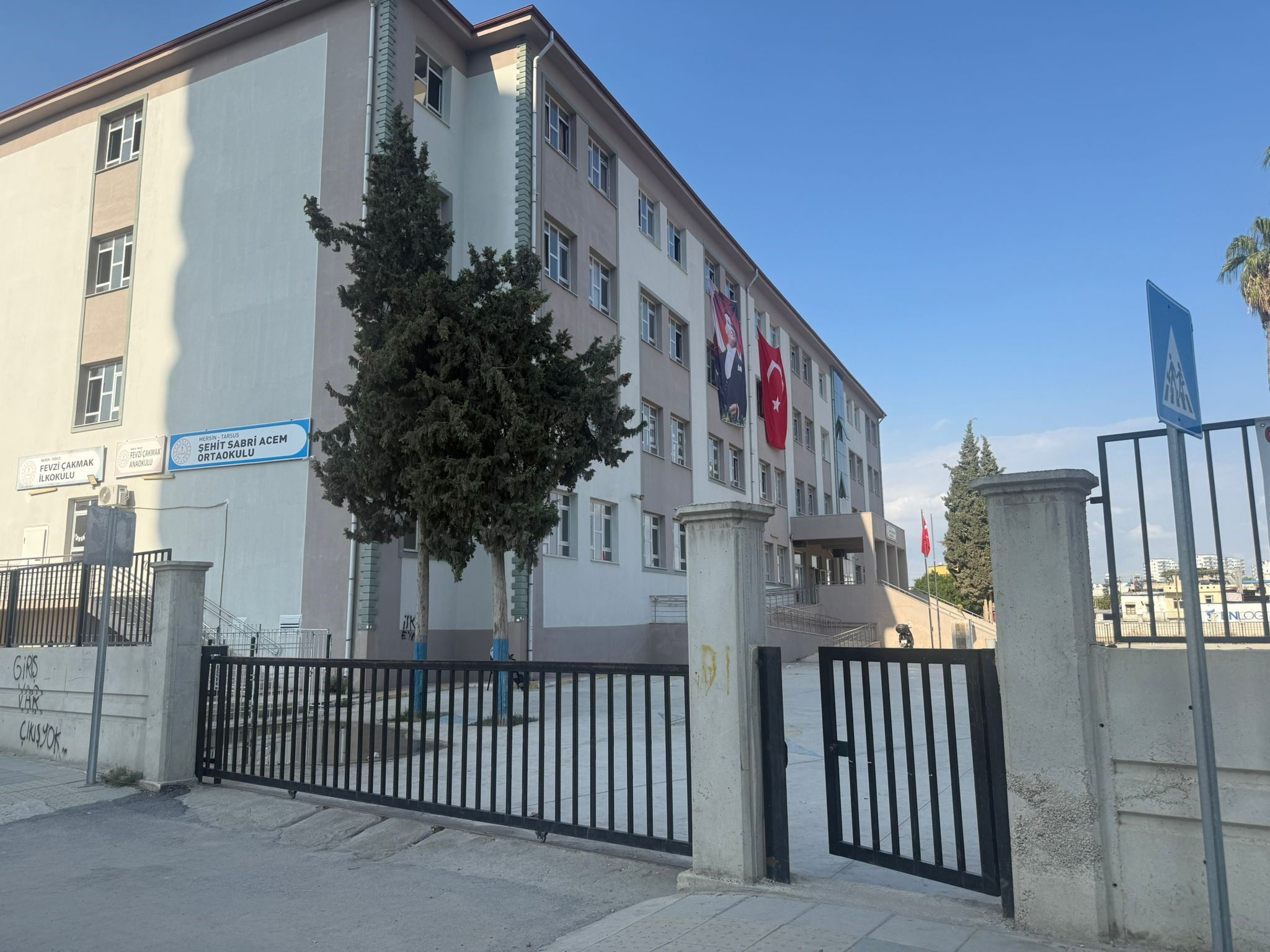 Ortaokulda büyük panik! Kantinden aldıkları 'patatesli sıkma' hastanelik etti Ortaokulda büyük panik! Kantinden aldıkları 'patatesli sıkma' hastanelik etti - 1. Resim