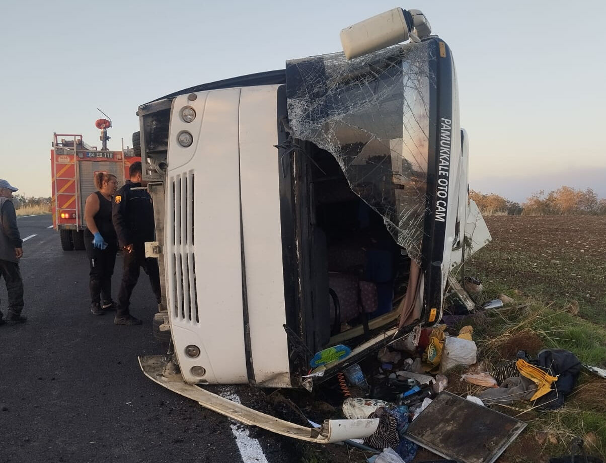 Uşak'ta tarım işçilerini taşıyan midibüs devrildi: 23 kişi yaralandı Uşak'ta tarım işçilerini taşıyan midibüs devrildi: 23 kişi yaralandı - 1. Resim