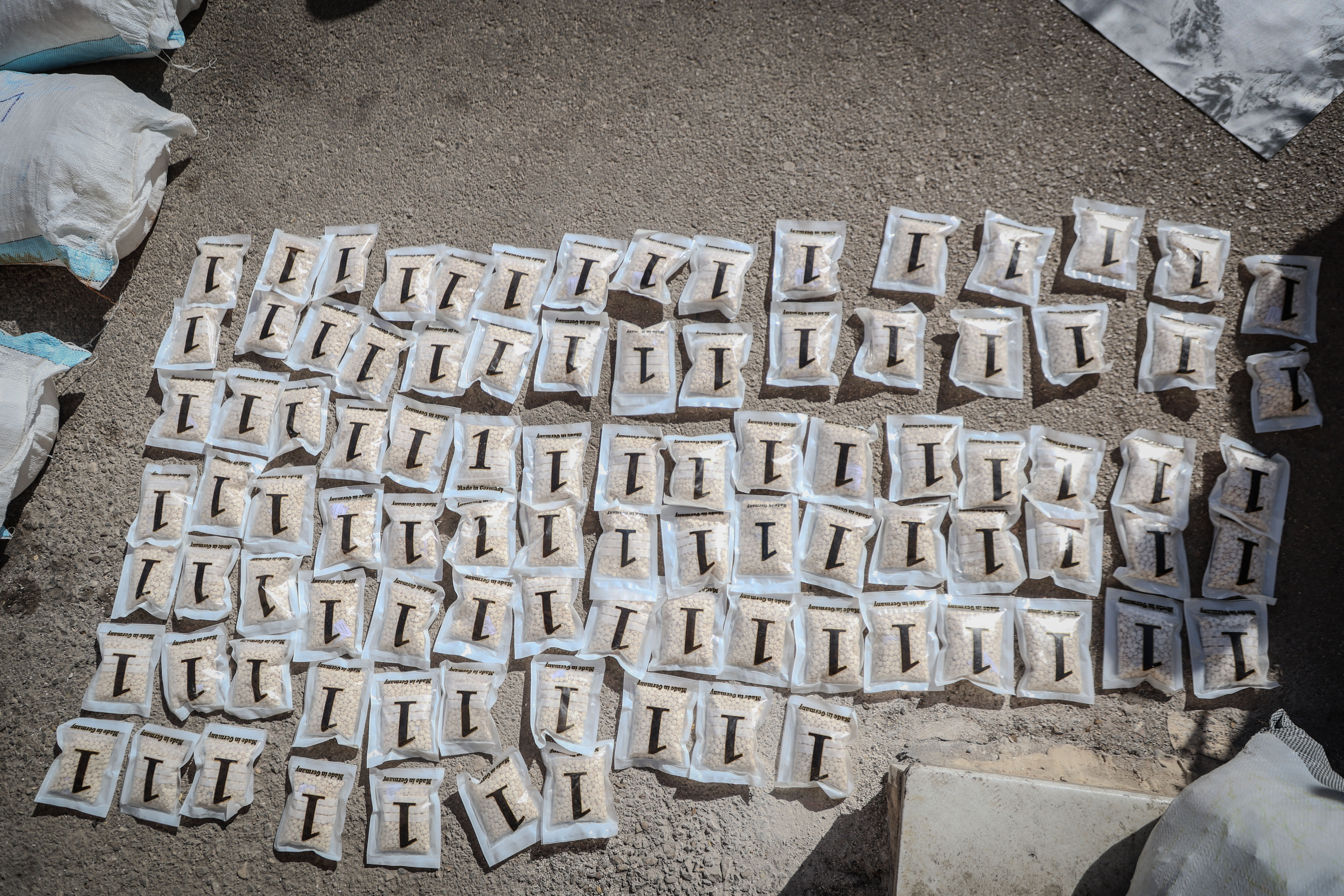 11 milyon ton zehir Lübnan'dan Suriye'ye geçirilecekti! Dev operasyonda hepsine el konuldu 11 milyon ton zehir Lübnan'dan Suriye'ye geçirilecekti! Dev operasyonda hepsine el konuldu - 2. Resim