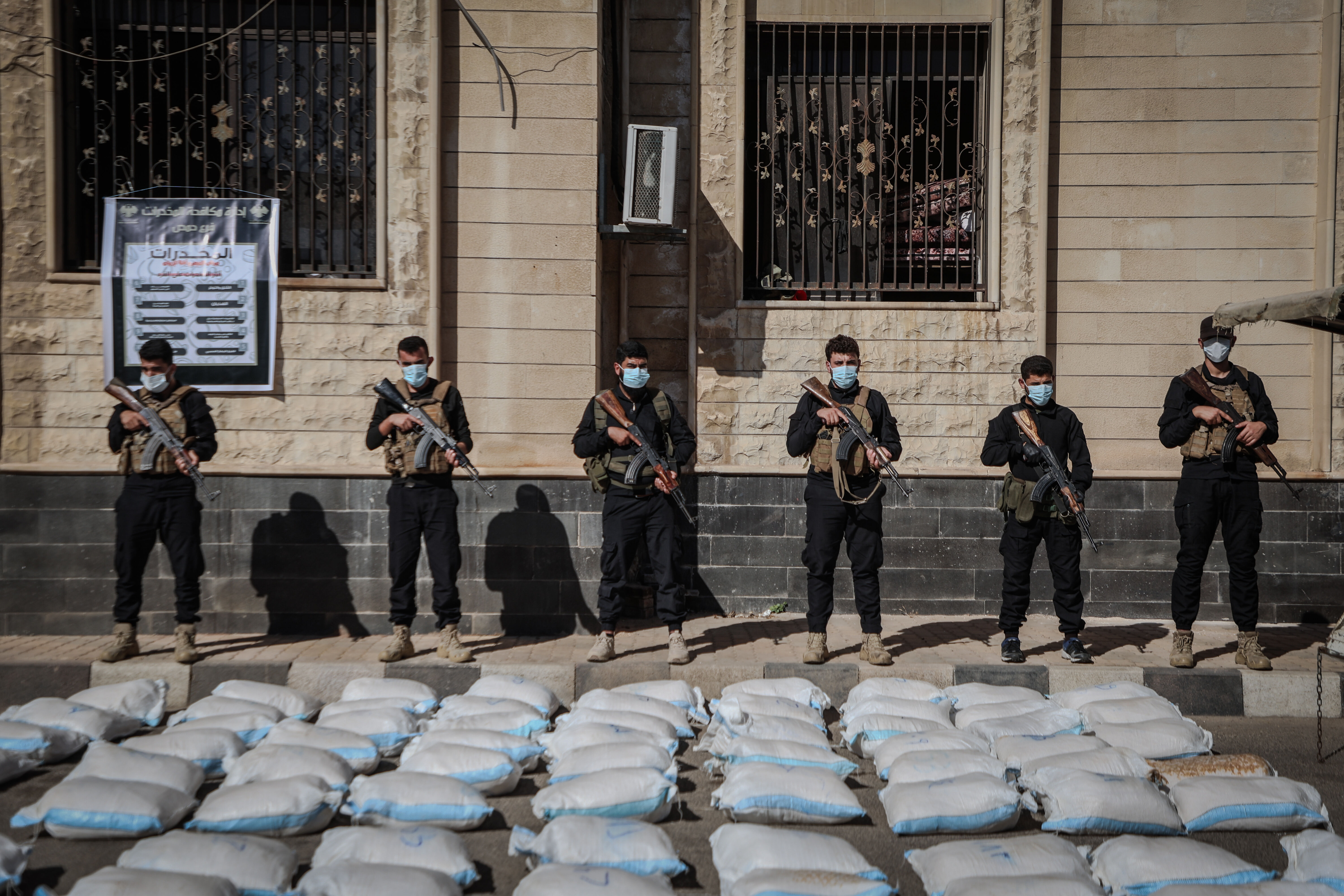 11 milyon ton zehir Lübnan'dan Suriye'ye geçirilecekti! Dev operasyonda hepsine el konuldu 11 milyon ton zehir Lübnan'dan Suriye'ye geçirilecekti! Dev operasyonda hepsine el konuldu - 1. Resim