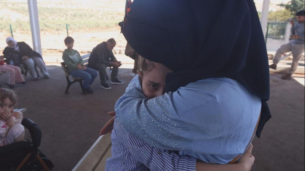 9 yaşındaki Suriyeli küçük kız, doğup büyüdüğü Türkiye'den Suriye'ye dönerken gözyaşlarına boğuldu: Burası ikinci vatanım 9 yaşındaki Suriyeli çocuk, doğup büyüdüğü Türkiye'den Suriye'ye dönerken gözyaşlarına boğuldu: Burası ikinci vatanım - 1. Resim