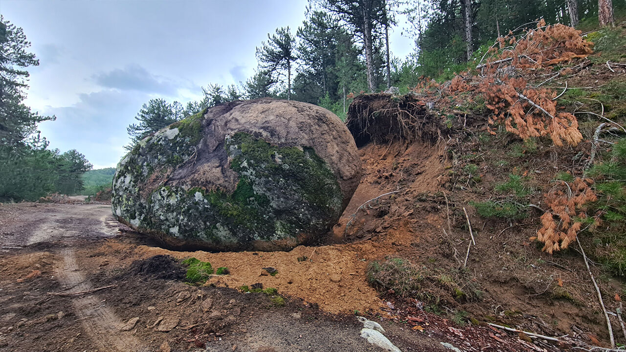 AFAD Sındırgı'daki 6,1'lik depremin ardından son durumu açıkladı: TAMP ve TASİP devrede, ekipler sahada epremin ardından, Kütahya'nın Emet ilçesinde yamaçtan kopan kaya, orman yolunu kapattı