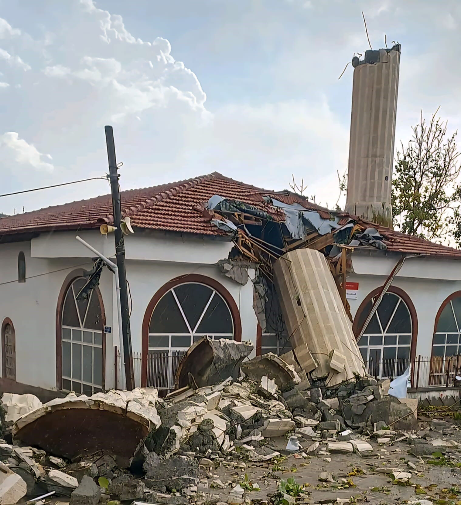 Ankara'da faciadan dönüldü! Cemaat camideyken minare yıkıldı - 1. Resim
