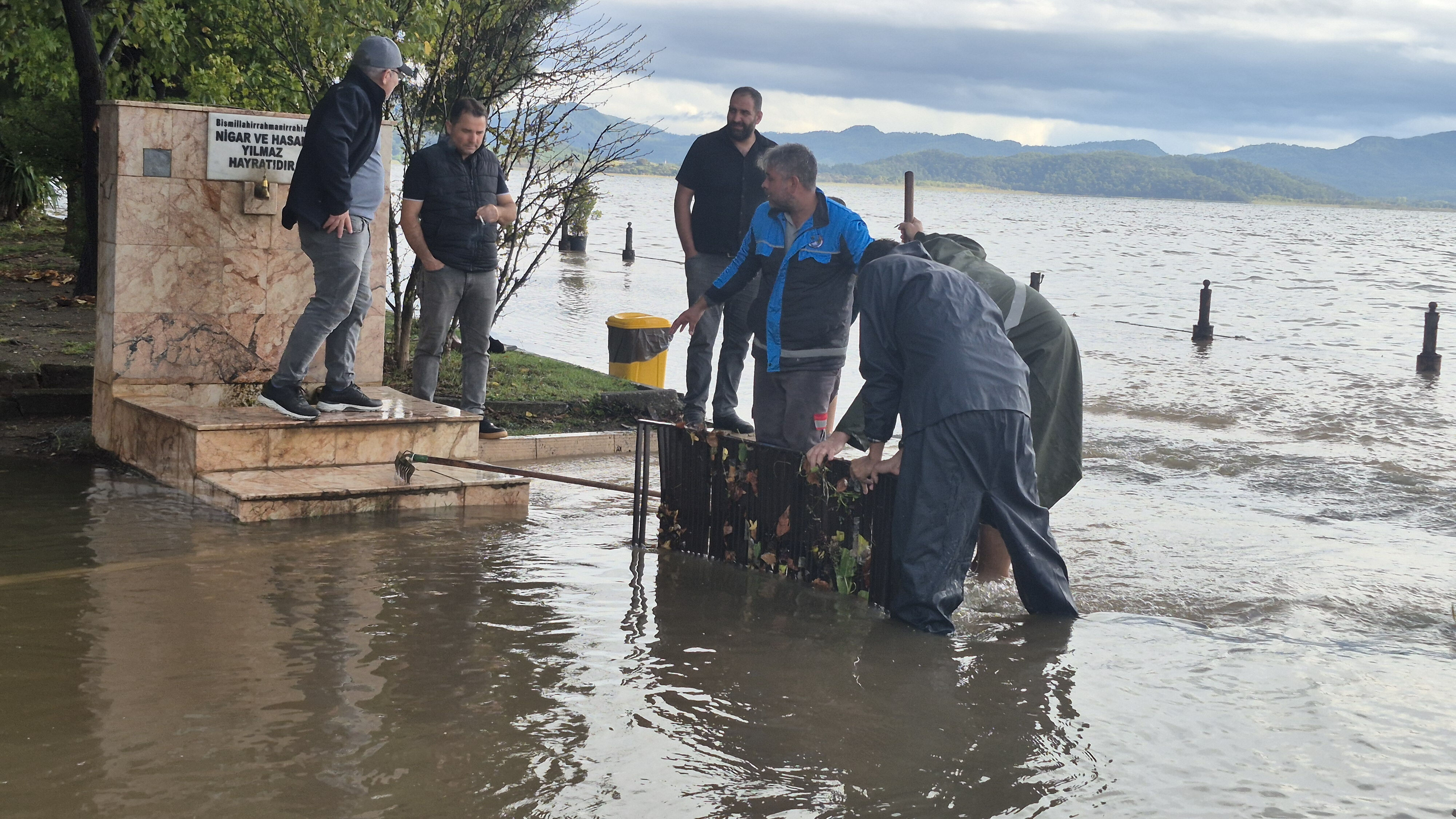 Antalya ve Muğla’da sağanak kabusu: Caddeler göle döndü, ağaçlar devrildi, 3 kişi yaralandı - 4. Resim