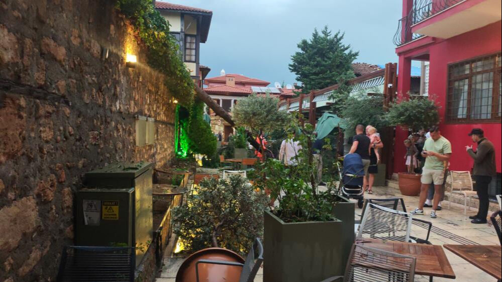 Antalya ve Muğla’da sağanak kabusu: Caddeler göle döndü, ağaçlar devrildi, 3 kişi yaralandı - 3. Resim