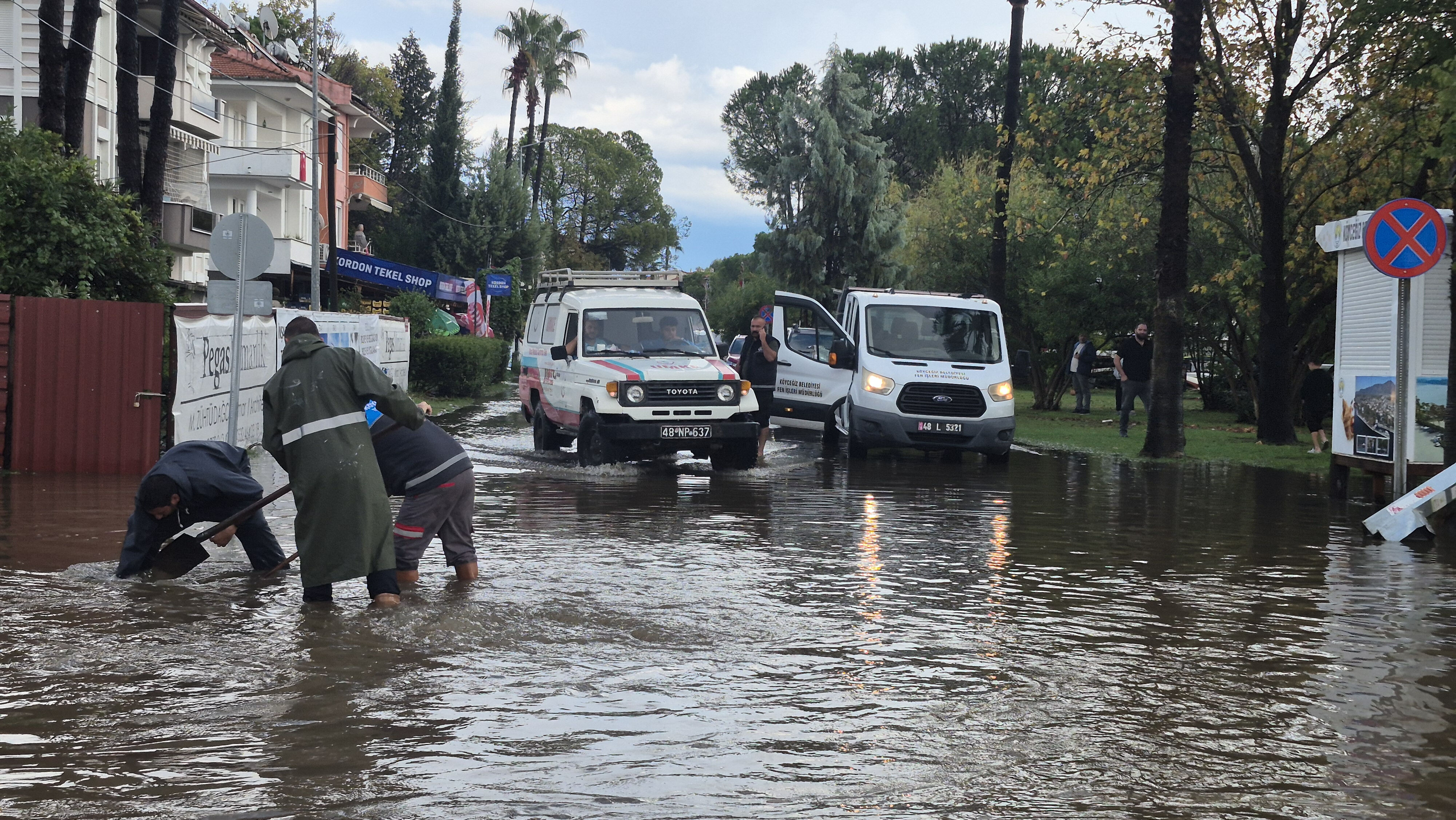 Antalya ve Muğla’da sağanak kabusu: Caddeler göle döndü, ağaçlar devrildi, 3 kişi yaralandı - 1. Resim