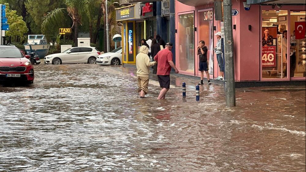 Antalya ve Muğla’da sağanak kabusu: Caddeler göle döndü, ağaçlar devrildi, 3 kişi yaralandı - 5. Resim