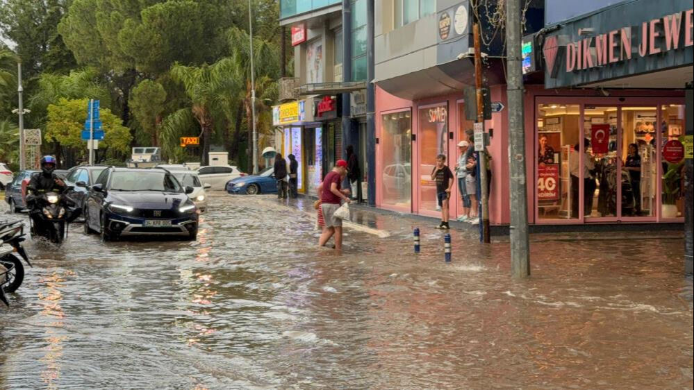 Antalya ve Muğla’da sağanak kabusu: Caddeler göle döndü, ağaçlar devrildi, 3 kişi yaralandı - 7. Resim