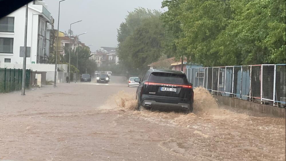 Antalya ve Muğla’da sağanak kabusu: Caddeler göle döndü, ağaçlar devrildi, 3 kişi yaralandı - 6. Resim