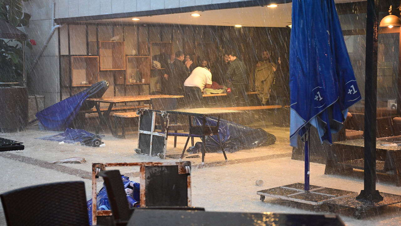 Antalya'ya 15 dakikada kış geldi! Sahili gören önce dondu, sonra telefona sarıldı Antalya'ya 15 dakikada kış geldi! Herkes aynı anda telefona sarıldı - 5. Resim