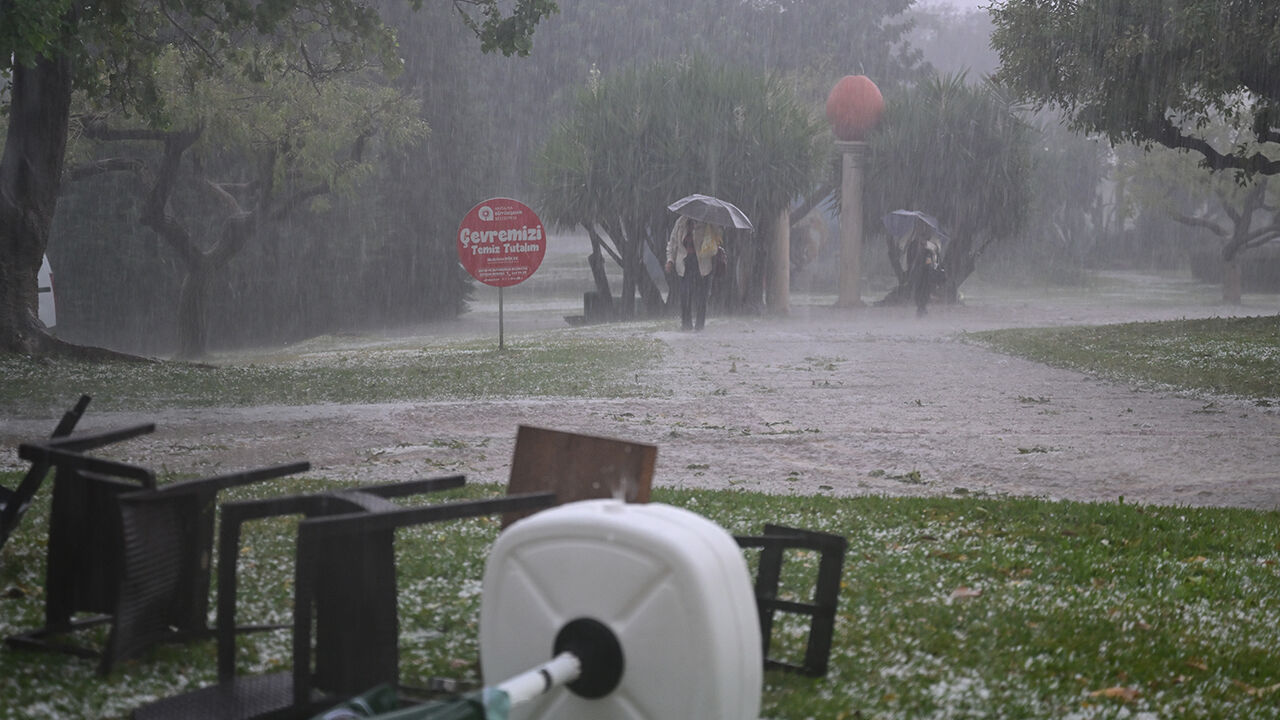 Antalya'ya 15 dakikada kış geldi! Sahili gören önce dondu, sonra telefona sarıldı Antalya'ya 15 dakikada kış geldi! Herkes aynı anda telefona sarıldı - 4. Resim
