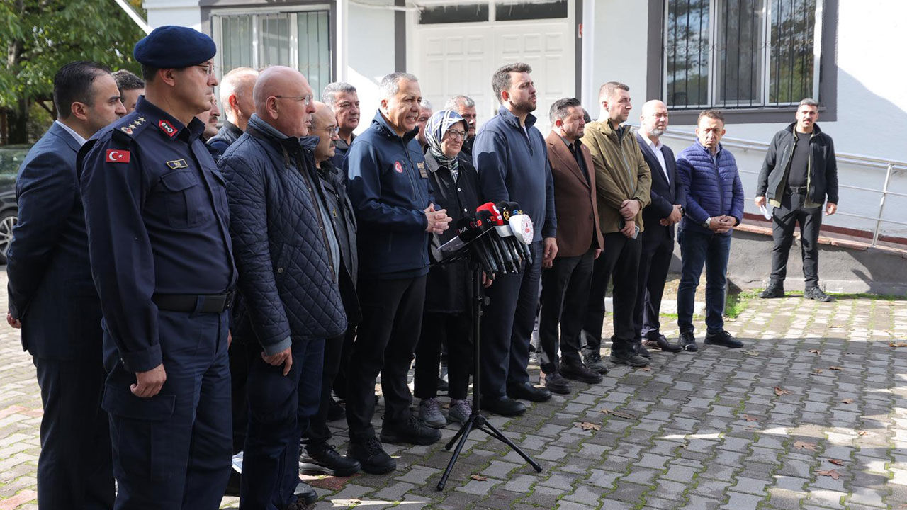 Bakan Yerlikaya, depremin merkez üssü Balıkesir Sındırgı'da: Acil ihtiyaçlar için 25 milyon TL ayrıldı Bakan Yerlikaya, depremin merkez üssü Balıkesir Sındırgı'da: Acil ihtiyaçlar için 25 milyon TL ayrıldı - 2. Resim