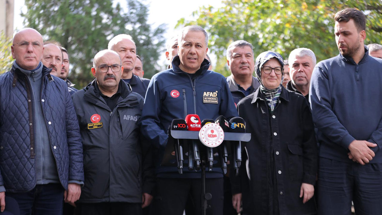 Bakan Yerlikaya, depremin merkez üssü Balıkesir Sındırgı'da: Acil ihtiyaçlar için 25 milyon TL ayrıldı Bakan Yerlikaya, depremin merkez üssü Balıkesir Sındırgı'da: Acil ihtiyaçlar için 25 milyon TL ayrıldı - 1. Resim