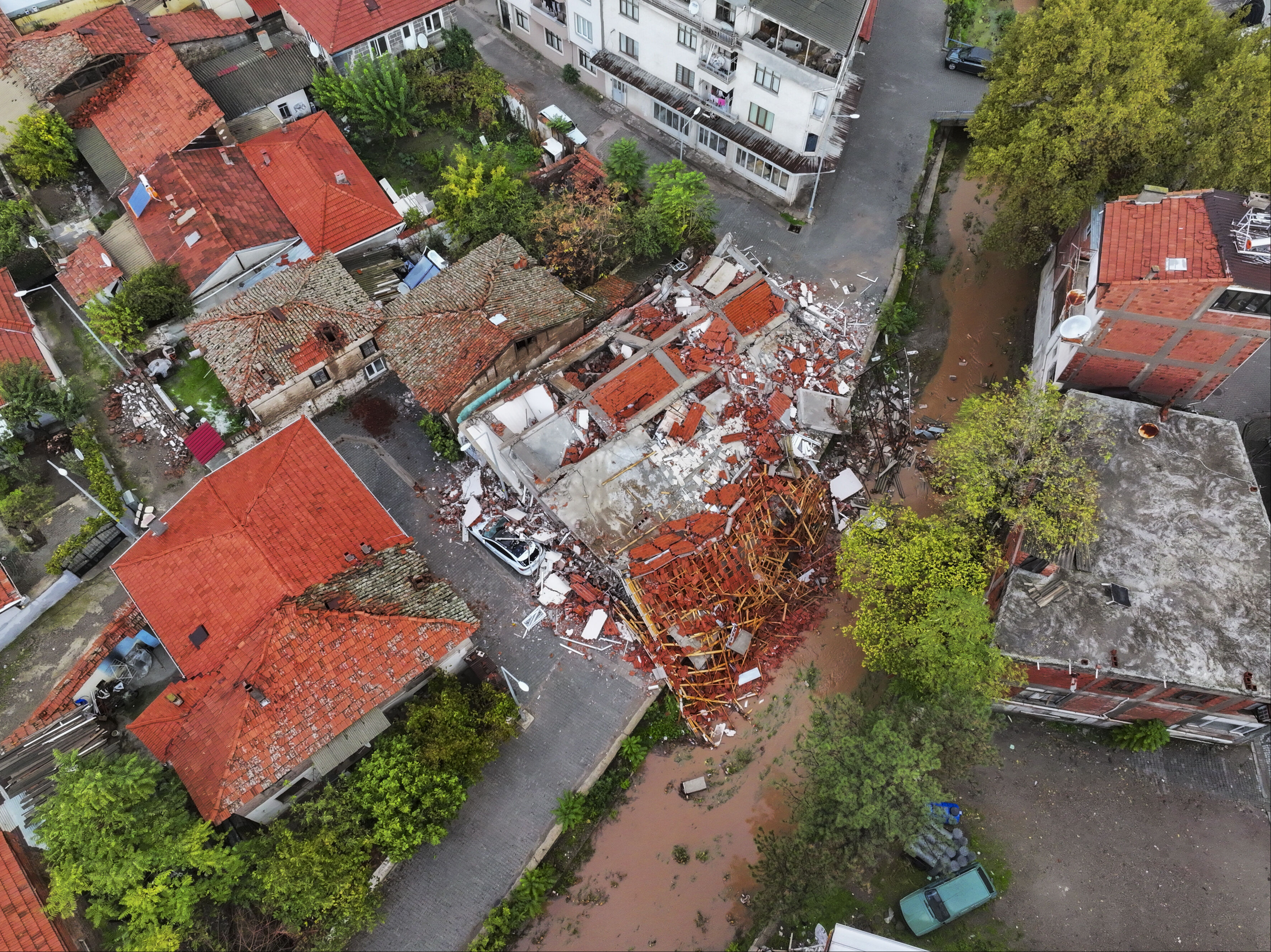 Balıkesir Sındırgı depreminin verdiği hasar gün ağarınca ortaya çıktı Balıkesir Sındırgı depreminin verdiği hasar gün ağarınca ortaya çıktı - 6. Resim