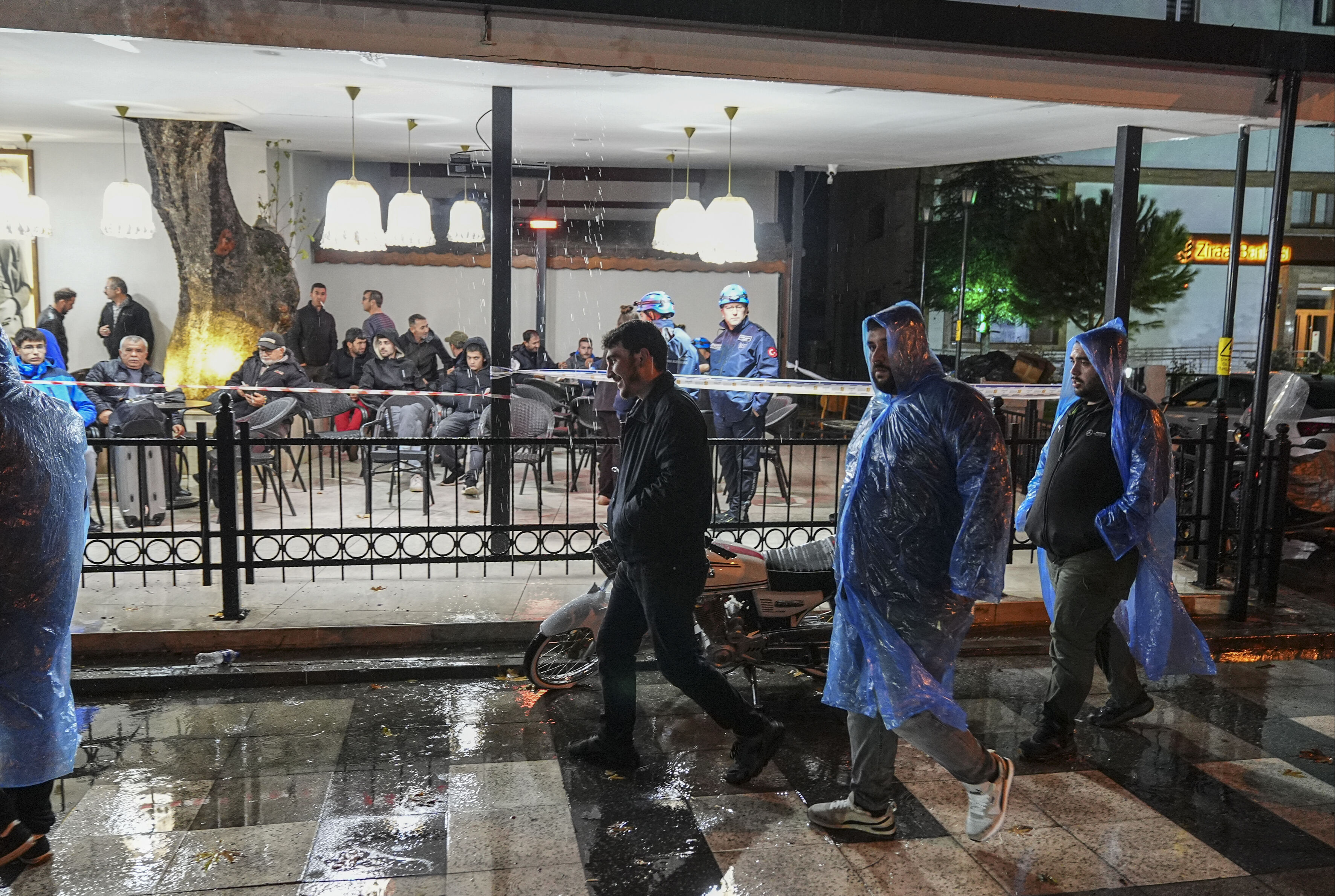 Balıkesir Sındırgı'da 6.1 büyüklüğünde deprem! İstanbul ve çevre illerde de hissedildi Balıkesir Sındırgı'da 6.1 büyüklüğünde deprem! İstanbul ve çevre illerde de hissedildi - 4. Resim