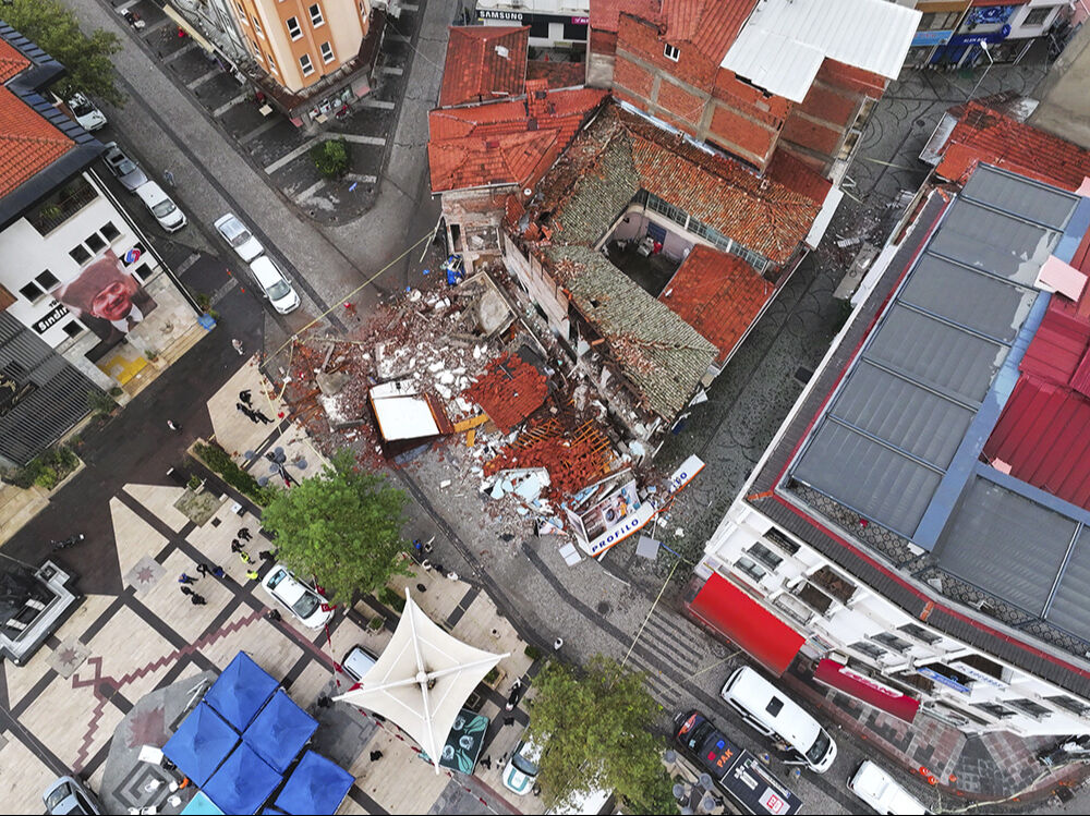 Balıkesir beşik gibi sallandı! Sabaha kadar sürdü, 5 dakikada bir deprem oldu Balıkesir'de artçı depremler sürüyor, halk sokaklarda! Korkunç manzara gün ağarınca ortaya çıktı - 2. Resim