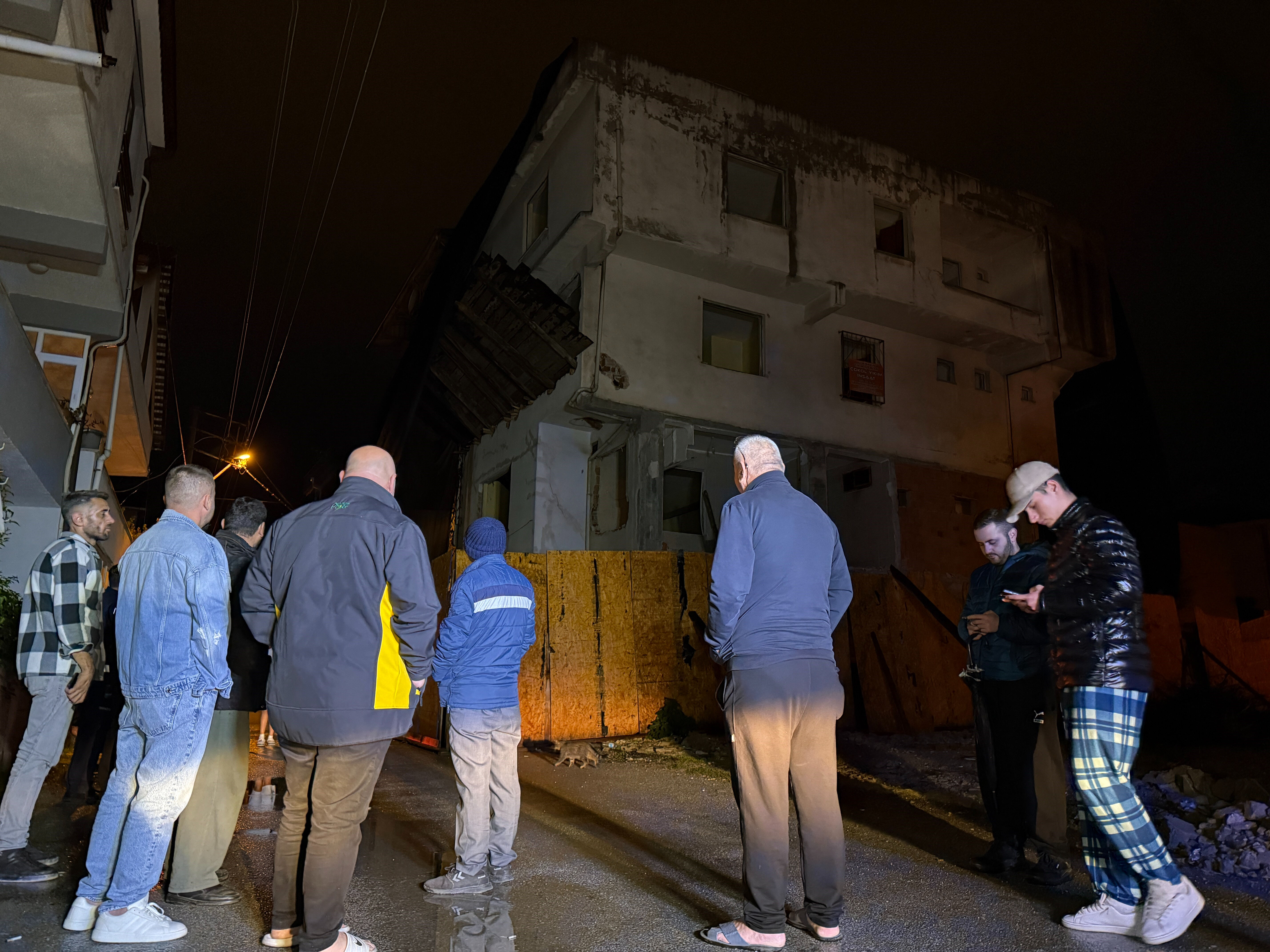 Balıkesirlilerin zorlu gecesi! Hem deprem hem sağanak... Balıkesirlilerin zorlu gecesi! Hem deprem hem sağanak... - 2. Resim