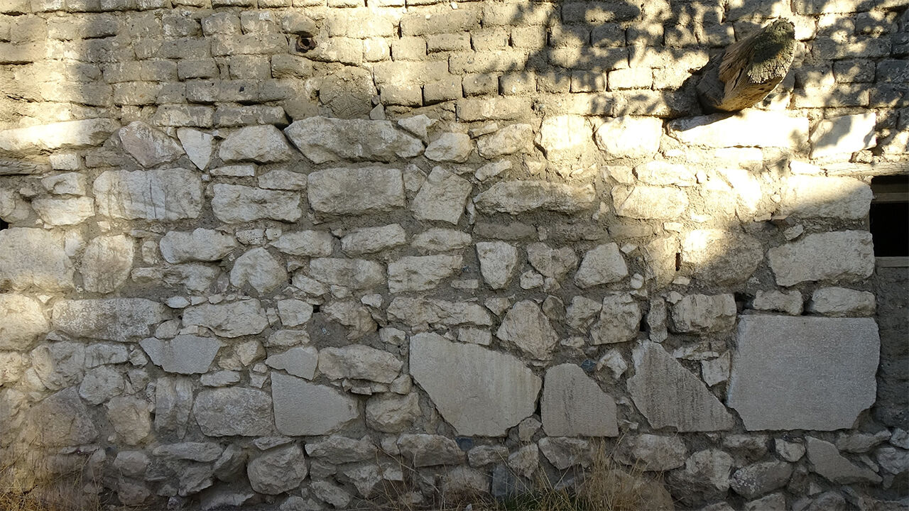 Burdur'da harabeye dönen evde bin yıllık tarih saklı: Kullanılan taşlar, Roma İmparatoru Caracalla’nın mektubu çıktı! Burdur'da harabeye dönen evde bin yıllık tarih saklı: Kullanılan taşlar, Roma İmparatoru Caracalla’nın mektubu çıktı! - 1. Resim