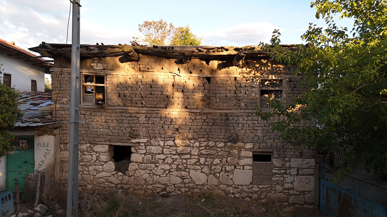 Burdur'da harabeye dönen evde bin yıllık tarih saklı: Kullanılan taşlar, Roma İmparatoru Caracalla’nın mektubu çıktı! Burdur'da harabeye dönen evde bin yıllık tarih saklı: Kullanılan taşlar, Roma İmparatoru Caracalla’nın mektubu çıktı! - 4. Resim