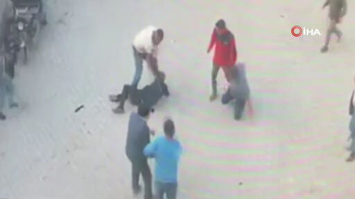 Denizli'de korkunç cinayet kamerada! Kendisine silah doğrultan adamı bıçakla öldürdü Denizli'de korkunç cinayet kamerada! Kendisine silah doğrultan adamı bıçakla öldürdü - 1. Resim