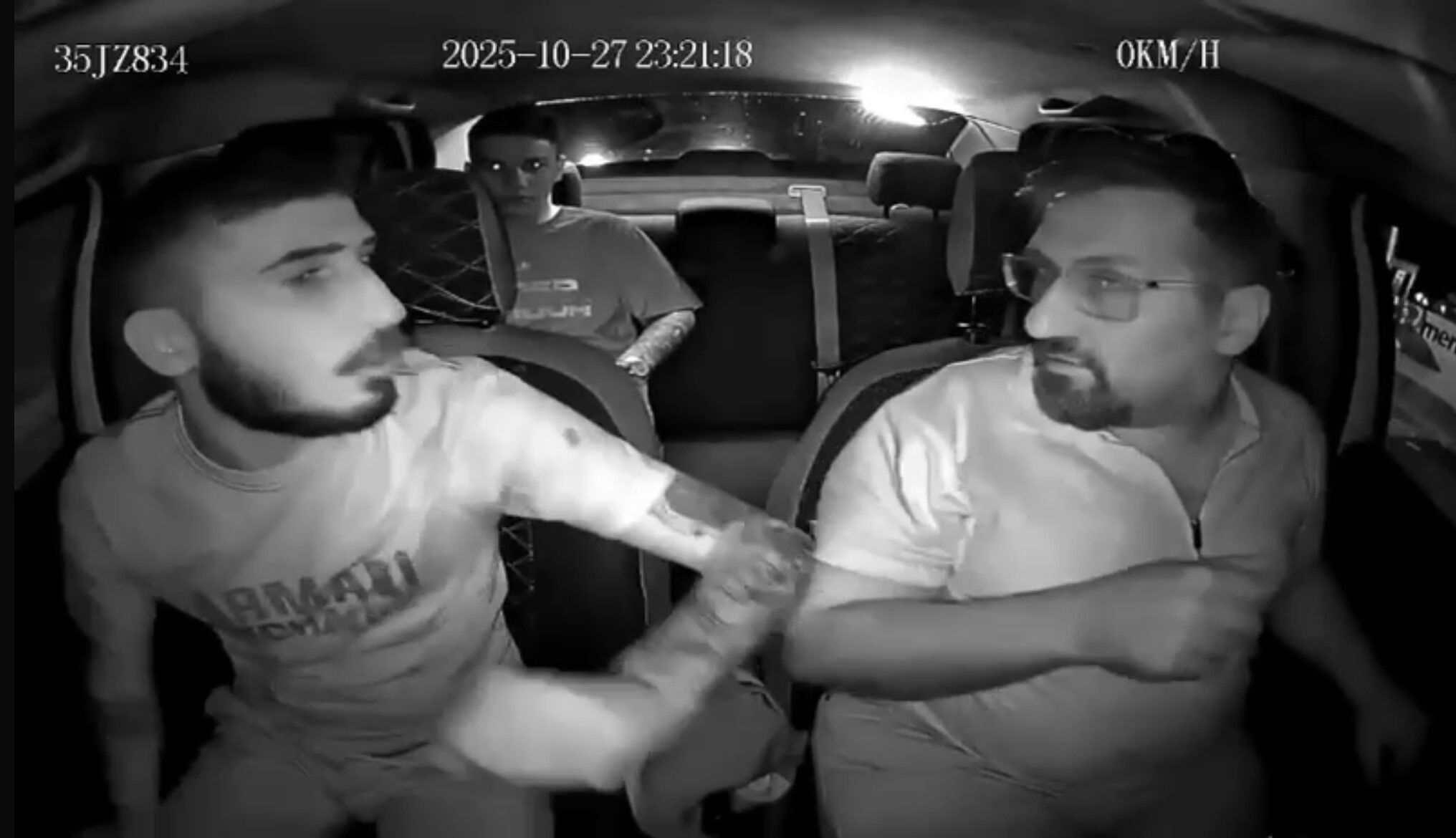 Emekli polis olan taksi şoförünü darp etti! Havaya ateş ederek kendini kurtardı Emekli polis olan taksi şoförünü darp etti! Havaya ateş ederek kendini kurtardı - 2. Resim