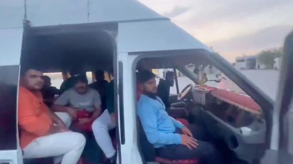 Hatay'da bir minibüs dolusu göçmen yakalandı Hatay'da bir minibüs dolusu göçmen yakalandı - 1. Resim