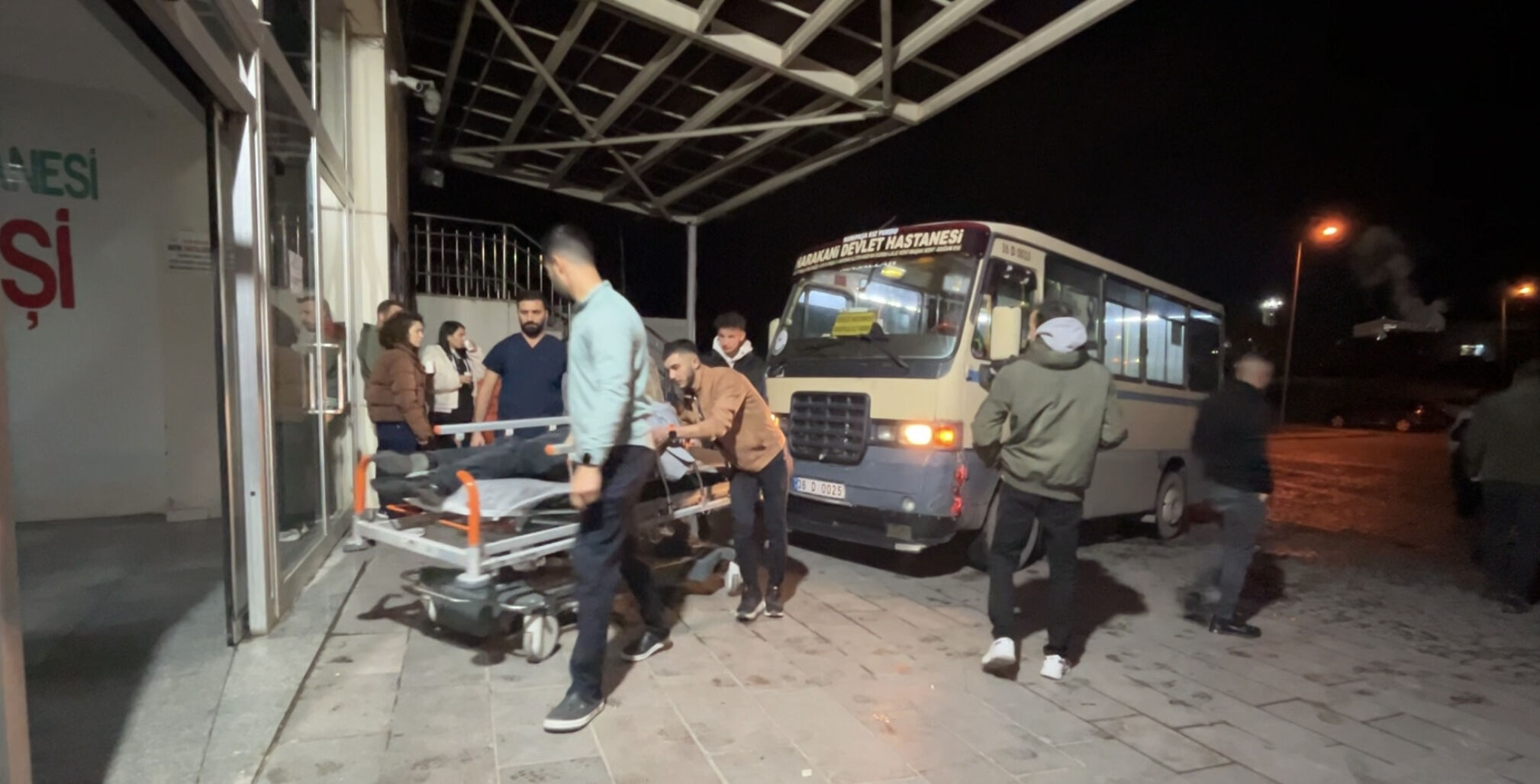 Kars'ta dolmuş şoförü canını dişine taktı! Fenalaşan yolcuyu hastaneye yetiştirdi Kars'ta dolmuş şoförü canını dişine taktı! Fenalaşan yolcuyu hastaneye yetiştirdi - 1. Resim
