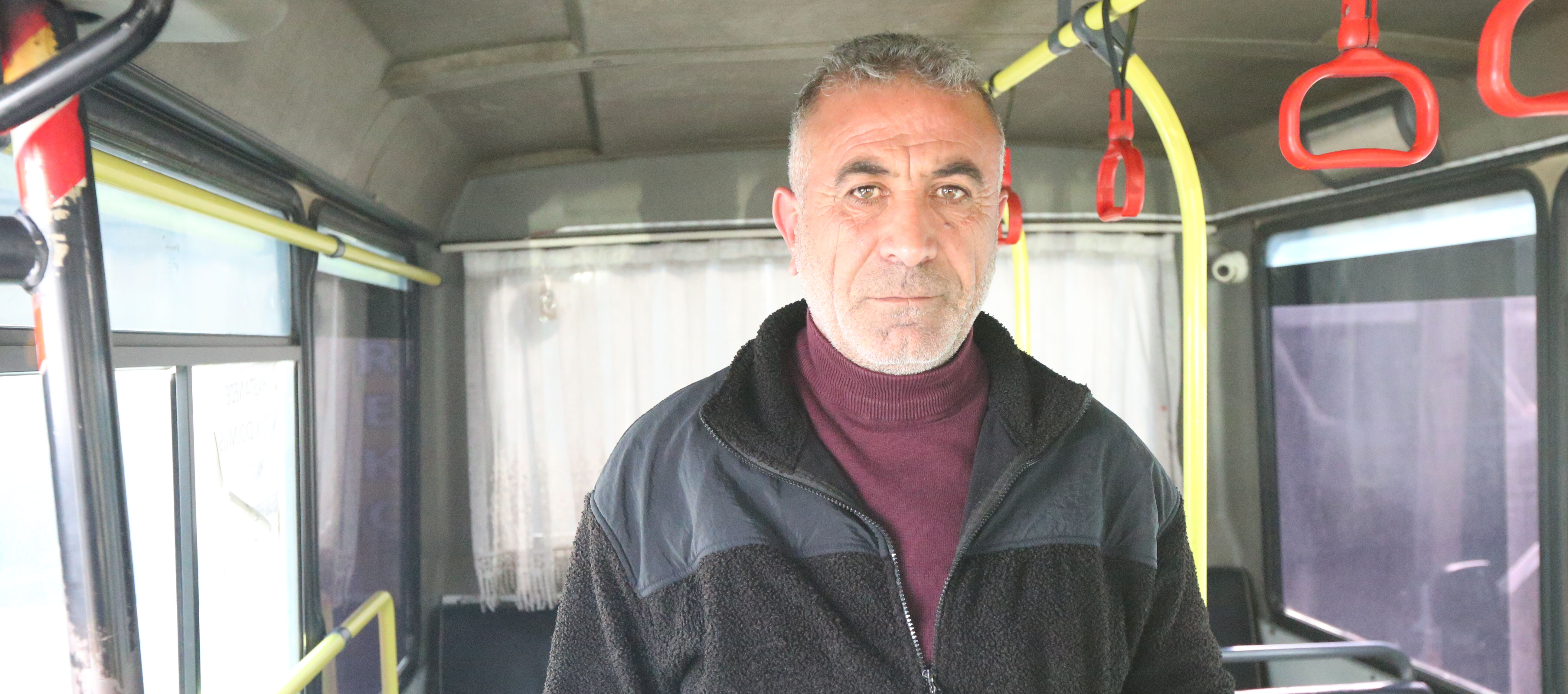 Kars'ta dolmuş şoförü canını dişine taktı! Fenalaşan yolcuyu hastaneye yetiştirdi Kars'ta dolmuş şoförü canını dişine taktı! Fenalaşan yolcuyu hastaneye yetiştirdi - 2. Resim