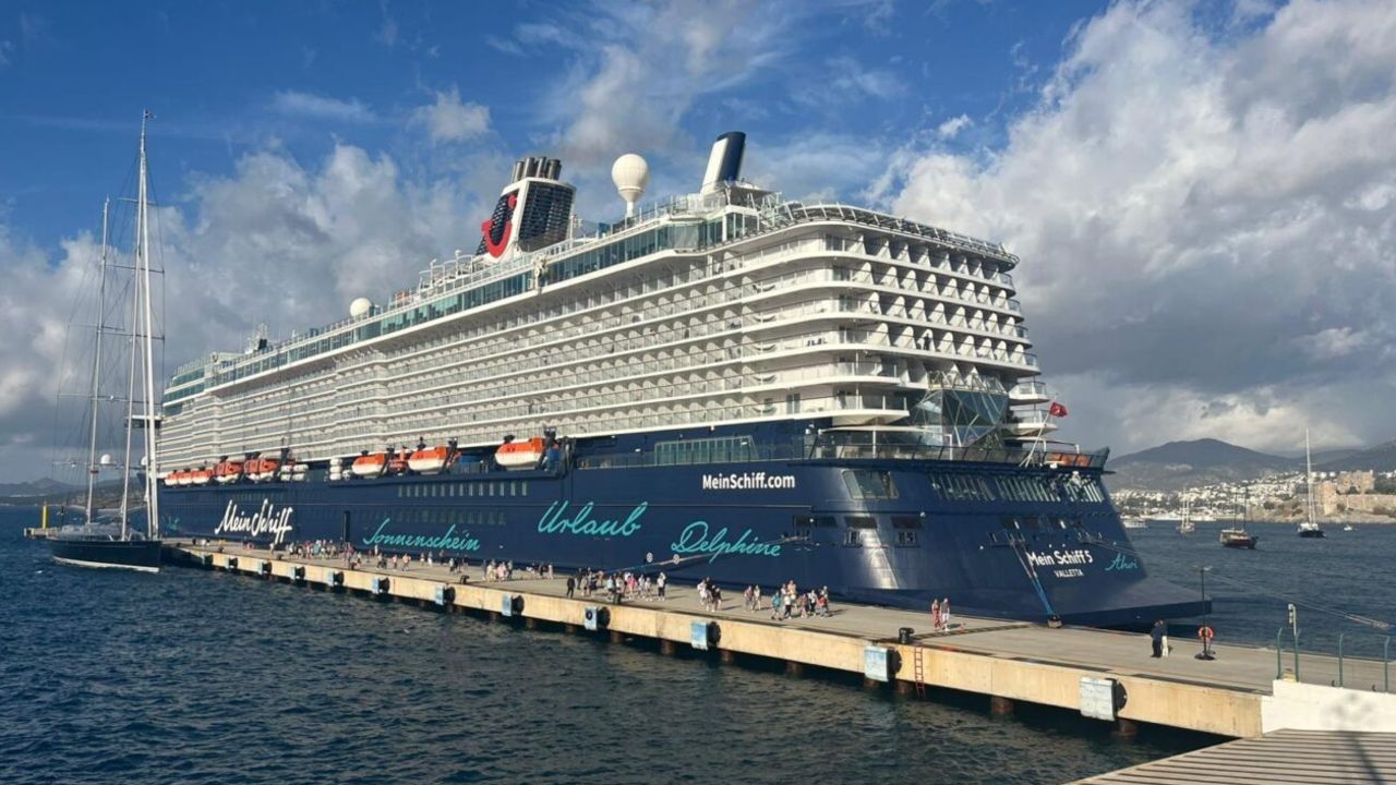 "Mein Schiff 5" kruvaziyeri Bodrum'da! 2 bin 716 yolcu getirdi - Ekonomi