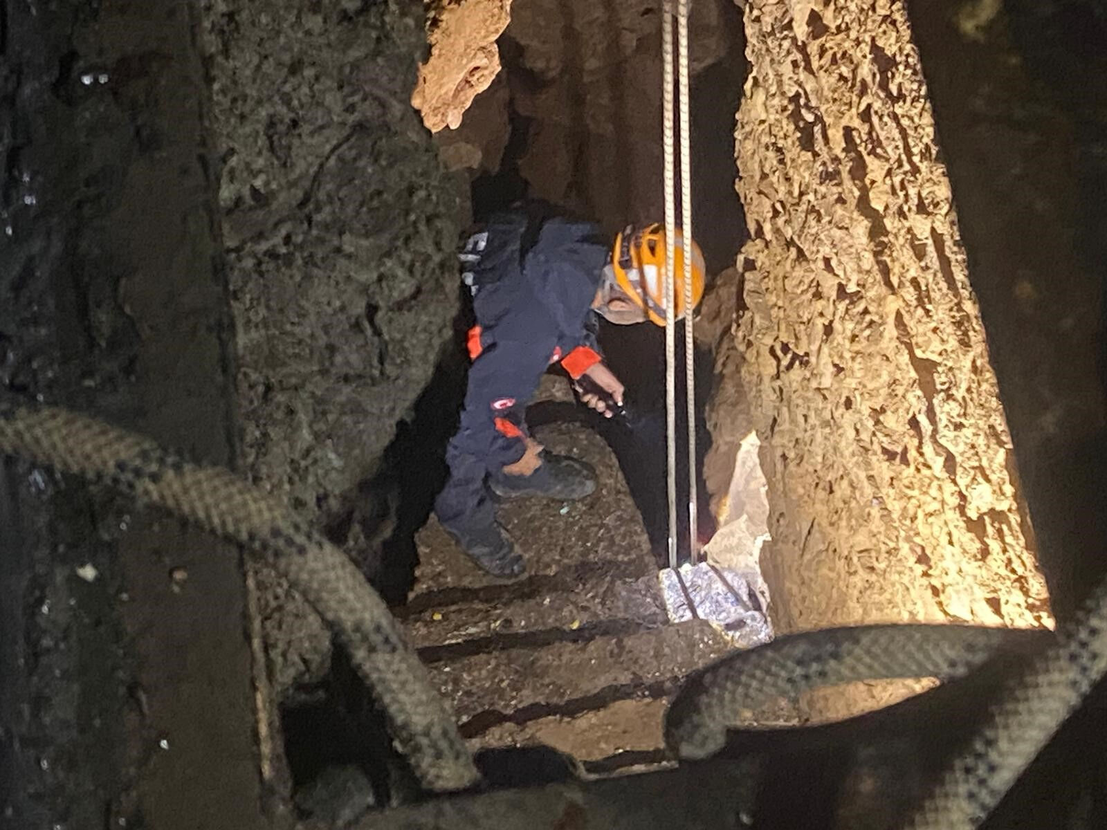 Mağaradan restorana uzanan kurtuluş: Antalya'da iki genç ekipleri alarma geçirdi Restoranın bahçesinden mağaraya uzanan kurtuluş: Antalya'da iki genç ekipleri alarma geçirdi - 2. Resim