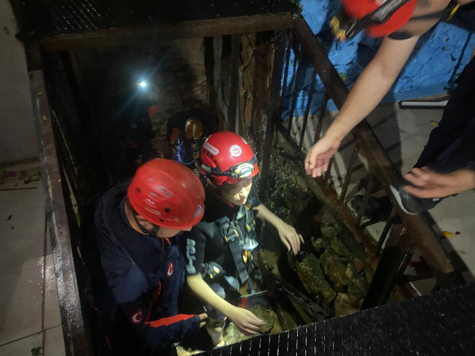 Mağaradan restorana uzanan kurtuluş: Antalya'da iki genç ekipleri alarma geçirdi Restoranın bahçesinden mağaraya uzanan kurtuluş: Antalya'da iki genç ekipleri alarma geçirdi - 3. Resim