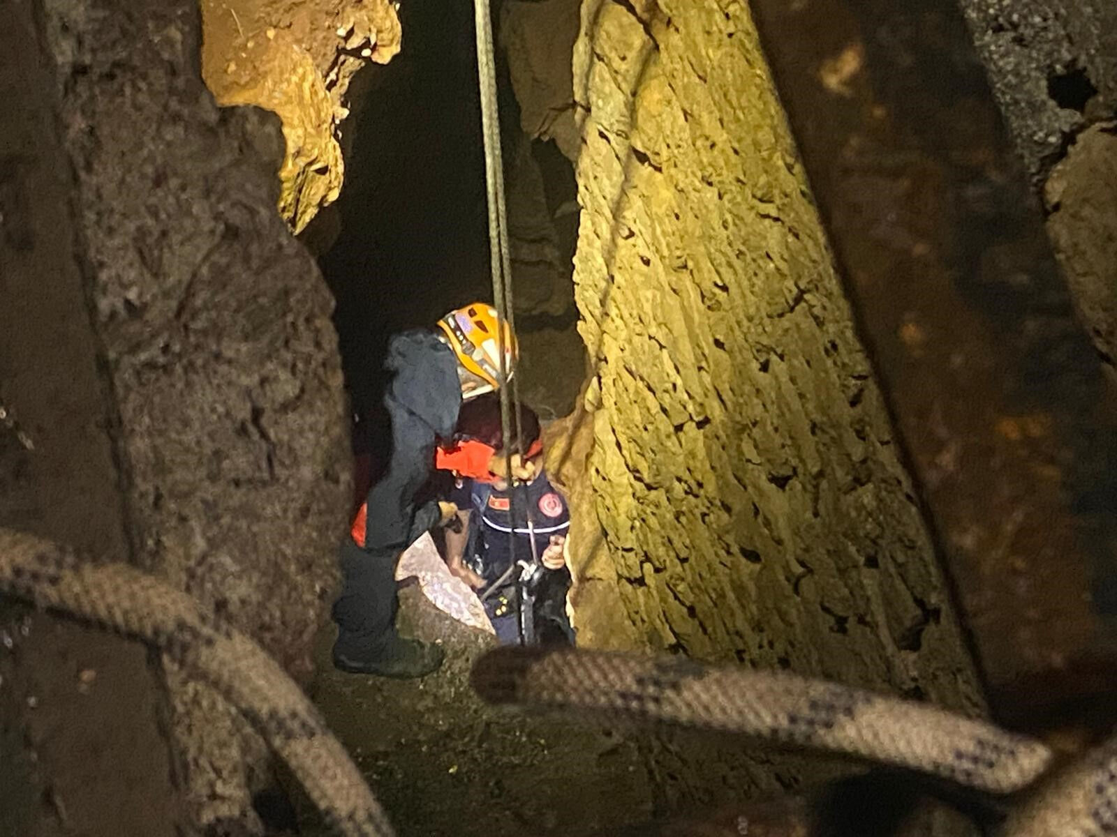 Mağaradan restorana uzanan kurtuluş: Antalya'da iki genç ekipleri alarma geçirdi Restoranın bahçesinden mağaraya uzanan kurtuluş: Antalya'da iki genç ekipleri alarma geçirdi - 4. Resim