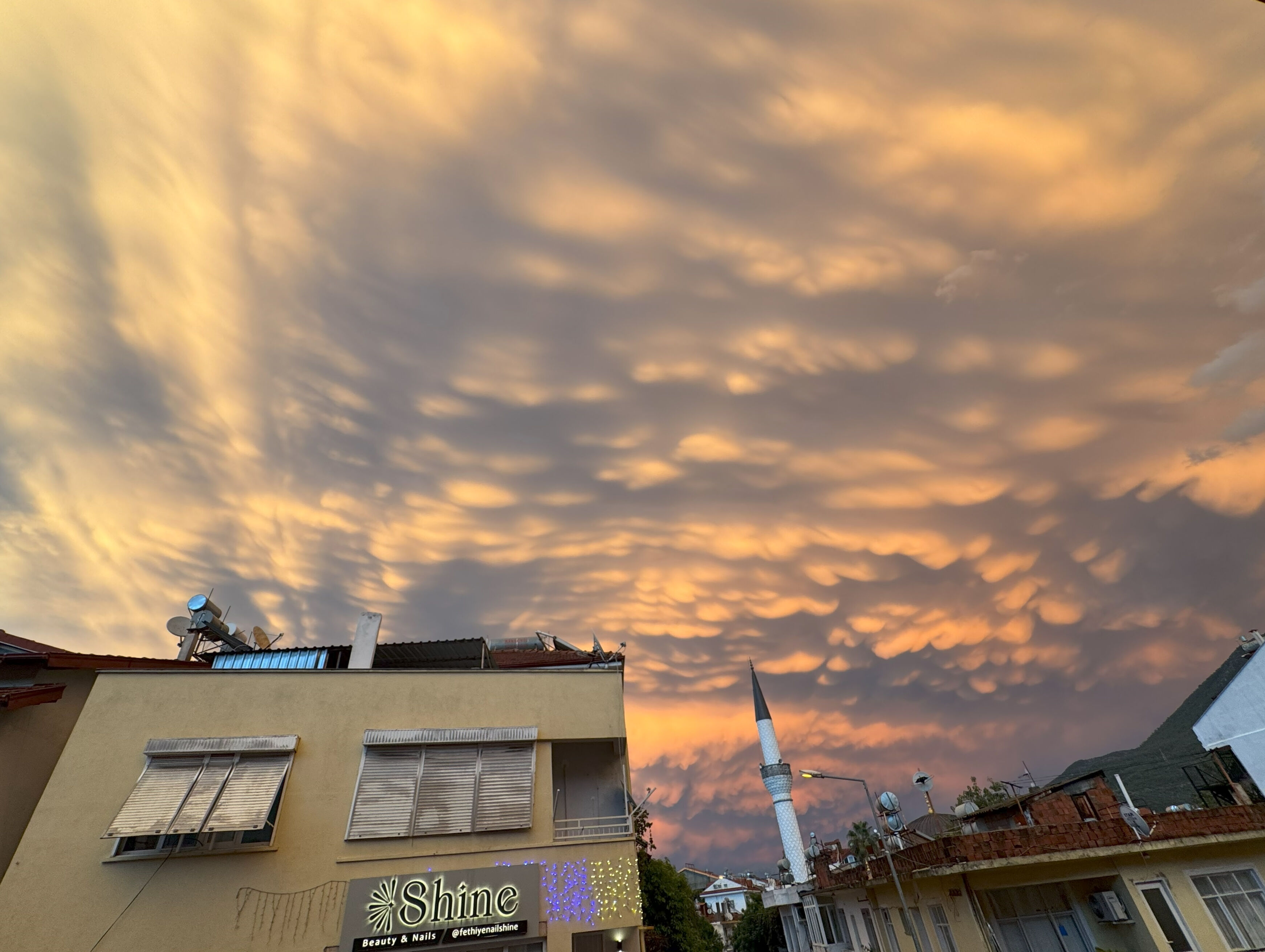 Sağanak yağışın ardından gökyüzünde ortaya çıktı! Kısa sürede ilgi odağı oldu, gören gözlerini ayıramadı. Sağanak yağışın ardından gökyüzünde ortaya çıktı! Kısa sürede ilgi odağı oldu, gören gözlerini ayıramadı - 2. Resim