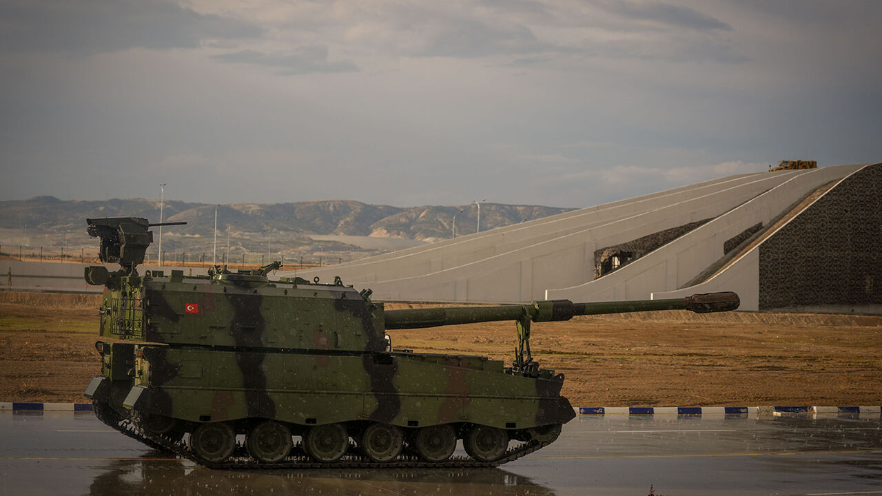TSK'nın gözbebeği Altay sahneye çıktı! Geçit töreni nefes kesti TSK'nın gözbebeği Altay sahneye çıktı! Geçit töreni nefes kesti - 3. Resim