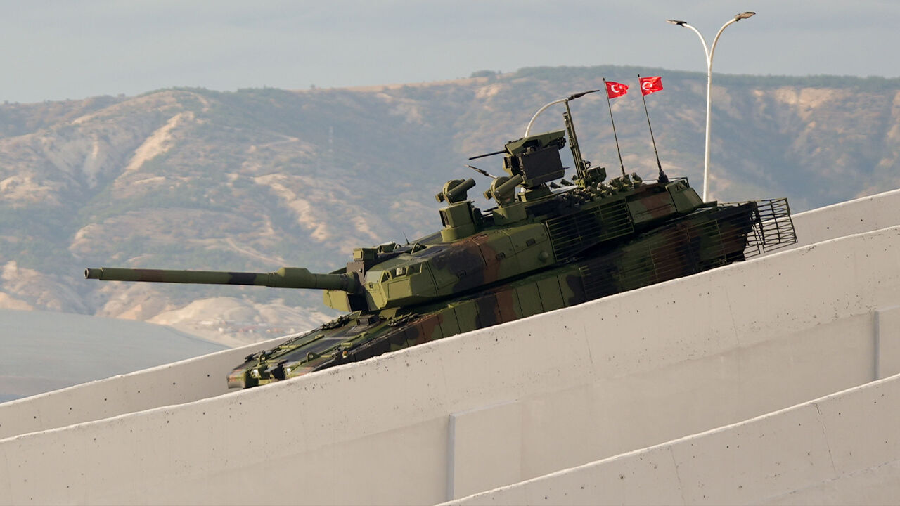 TSK'nın gözbebeği Altay sahneye çıktı! Geçit töreni nefes kesti TSK'nın gözbebeği Altay sahneye çıktı! Geçit töreni nefes kesti - 4. Resim