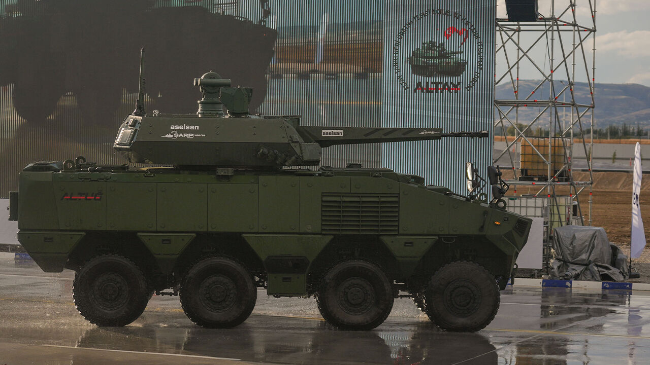 TSK'nın gözbebeği Altay sahneye çıktı! Geçit töreni nefes kesti TSK'nın gözbebeği Altay sahneye çıktı! Geçit töreni nefes kesti - 5. Resim
