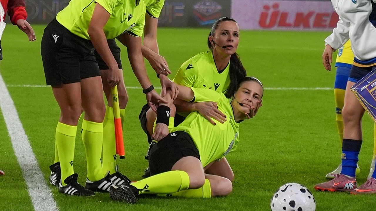  - Hakem seremonide bir anda yere yığıldı